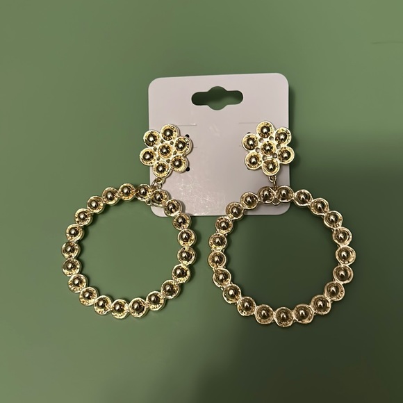 Jewelry - ✨3/$15✨Gold, Rounded Dangle Earrings